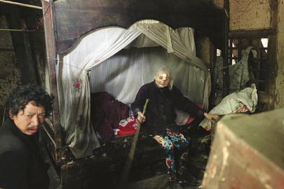 宜宾江安82岁妈妈独自照顾三个智障儿子(图1) 宜宾江安82岁妈妈独自照顾三个智障儿子(图1)