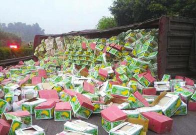 内宜高速一货车侧翻&nbsp;甩出一地香蕉遭哄抢(图1)