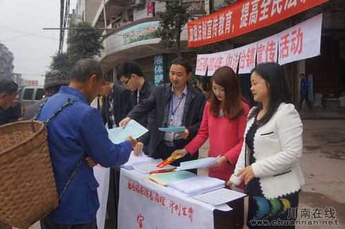 立石镇:开展依法治镇宣传活动(图1) 立石镇:开展依法治镇宣传活动(图1)