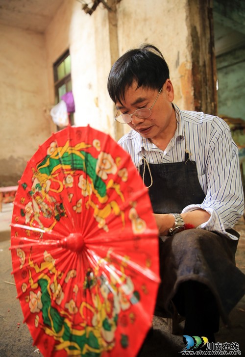 泸州：国家"非遗"传承&nbsp;分水油纸伞"进入生活"(图2)