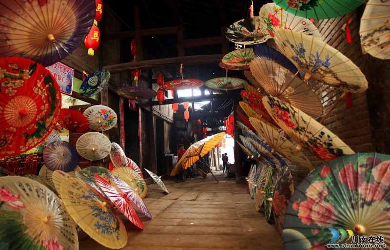 泸州：国家"非遗"传承&nbsp;分水油纸伞"进入生活"(图3)