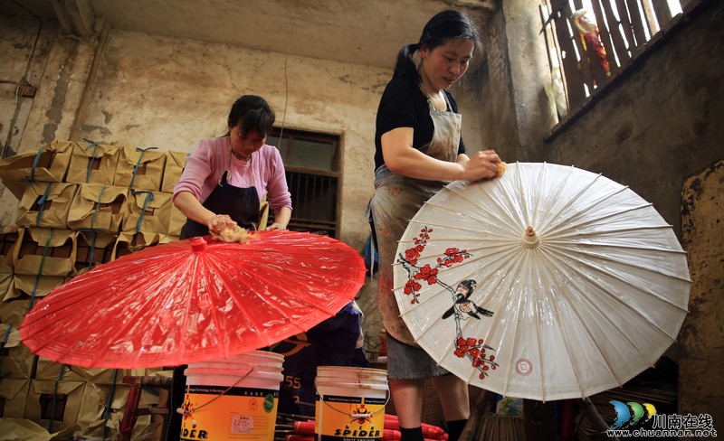 泸州：国家"非遗"传承&nbsp;分水油纸伞"进入生活"(图4)