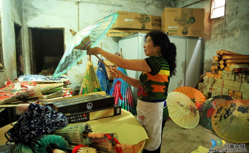 泸州：国家"非遗"传承&nbsp;分水油纸伞"进入生活"(图6)