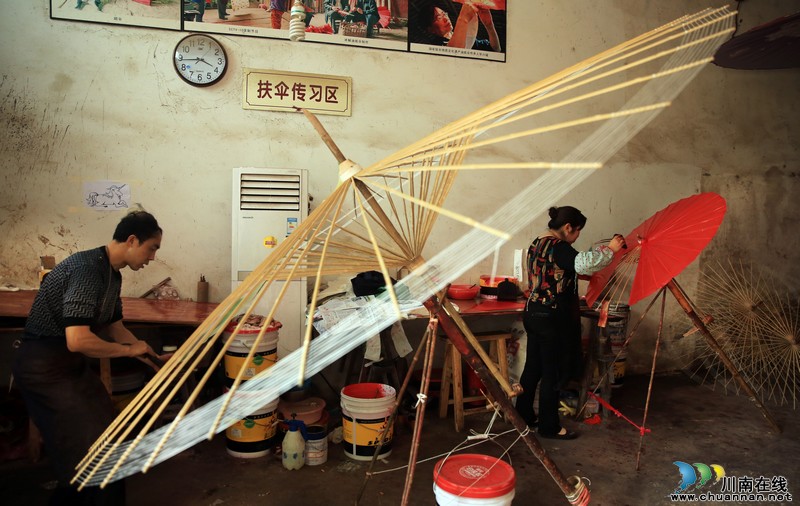泸州：国家"非遗"传承&nbsp;分水油纸伞"进入生活"(图5)