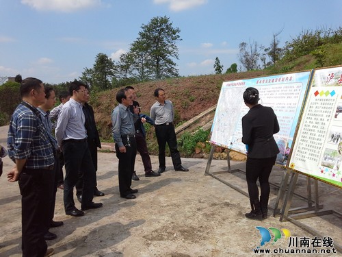 川农大党委书记邓良基莅临泸县指导现代农业发展(图1)