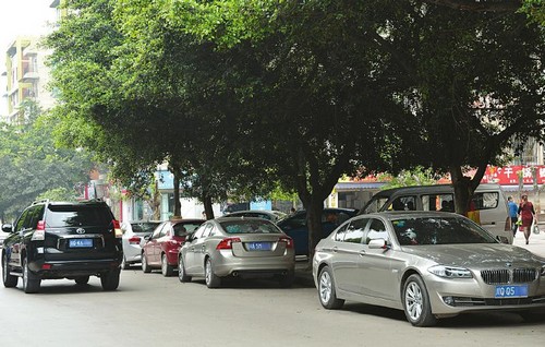 新码头路堵得乱麻麻&nbsp;车主借道人行道(图1)