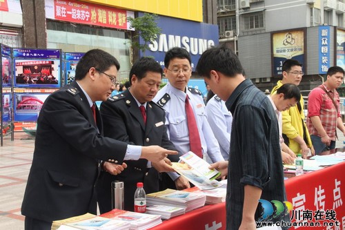 龙马国税积极开展依法治区税法宣传活动(图1)