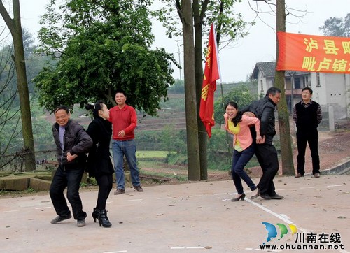 毗卢镇：知识竞答做游戏&nbsp;党的群众路线教育这样学(图1)