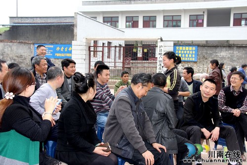 毗卢镇：知识竞答做游戏&nbsp;党的群众路线教育这样学(图2)