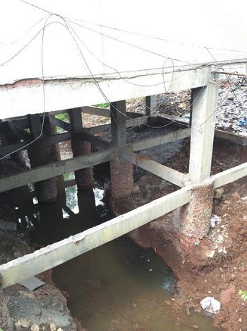 内江田家镇最牛违建 8层楼房小河上悬起(图1) 内江田家镇最牛违建 8层楼房小河上悬起(图1)