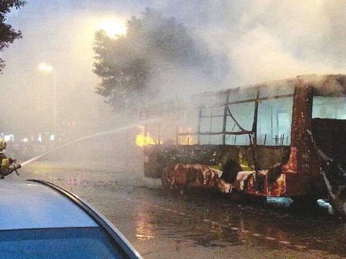 宜宾公交起火燃烧 19岁小伙掰车门让老人先跑(图1) 宜宾公交起火燃烧 19岁小伙掰车门让老人先跑(图1)