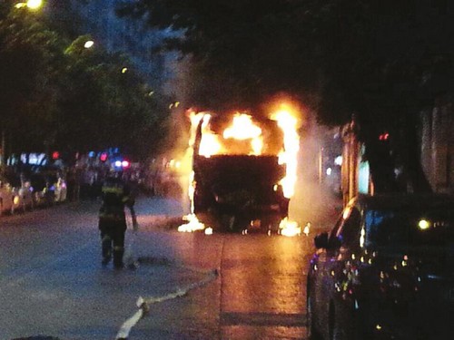 宜宾公交起火燃烧 19岁小伙掰车门让老人先跑(图2) 宜宾公交起火燃烧 19岁小伙掰车门让老人先跑(图2)