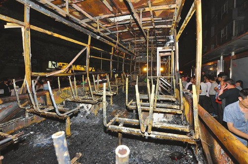 宜宾公交起火燃烧 19岁小伙掰车门让老人先跑(图3) 宜宾公交起火燃烧 19岁小伙掰车门让老人先跑(图3)