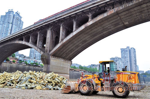 内江城区三大桥一起搞“保养” 整治基础病害(图1) 内江城区三大桥一起搞“保养” 整治基础病害(图1)