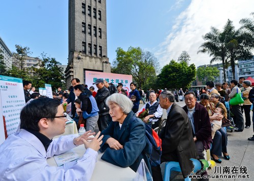 巴蜀医学健康论坛走进宜宾 服务百姓(图2) 巴蜀医学健康论坛走进宜宾 服务百姓(图2)