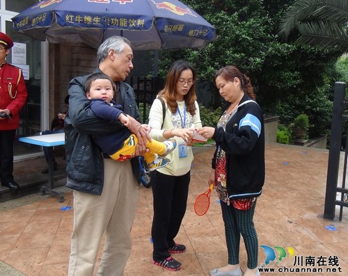 华阳街道：亲民联系卡连通民心(图1)