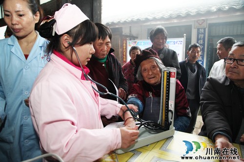 泸州：“家庭医生”守护21万群众健康（图）(图3)