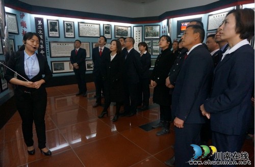 泸州市殡仪馆职工到烈士陵园缅怀革命先烈(图2)