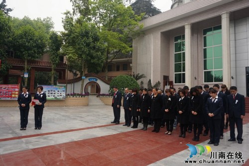 泸州市殡仪馆职工到烈士陵园缅怀革命先烈(图1)