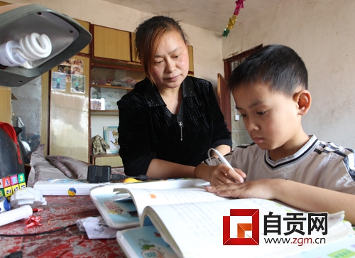 贡井10岁男孩得怪病&nbsp;求医10年无法确诊病因