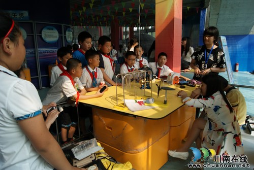 泸州十八中组织学生参观流动科技展(图2)