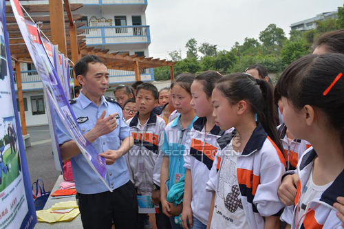 泸州纳溪深入开展“法律进校园”宣传教育活动(图2)