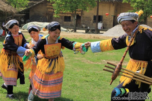 “西部民族组合之父”陈川赴泸州叙永苗寨采风(图1)