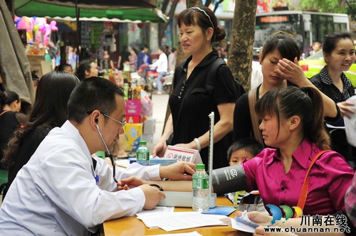 泸医附院举行爱国卫生月宣传义诊活动(图2)