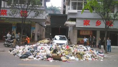 自贡一私家车堵垃圾库通道 清洁工垃圾"围攻"(图1) 自贡一私家车堵垃圾库通道 清洁工垃圾"围攻"(图1)