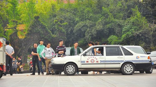宜宾驾校集体涨价3个月涨2千 学员大呼吃不消(图1) 宜宾驾校集体涨价3个月涨2千 学员大呼吃不消(图1)