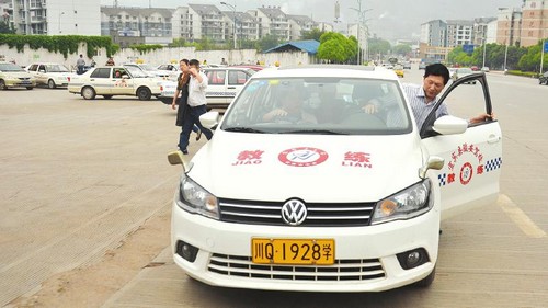 宜宾驾校集体涨价3个月涨2千 学员大呼吃不消(图2) 宜宾驾校集体涨价3个月涨2千 学员大呼吃不消(图2)