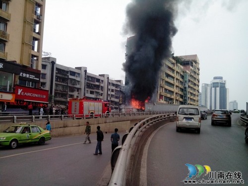 泸州回龙湾沱一桥桥头一商城发生火灾（图）(图1)