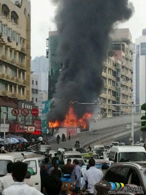 泸州回龙湾沱一桥桥头一商城发生火灾（图）(图2)