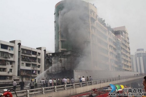 泸州回龙湾沱一桥桥头一商城发生火灾（图）(图3)