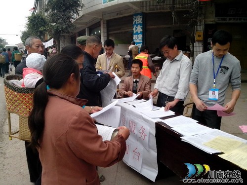 立石镇:开展“法律赶场”活动(图2) 立石镇:开展“法律赶场”活动(图2)