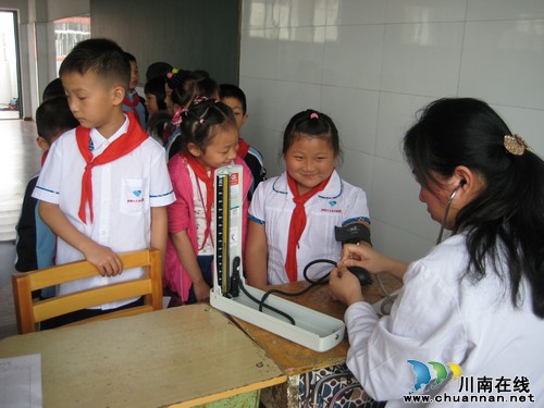 泸州十八中组织学生体检(图2)