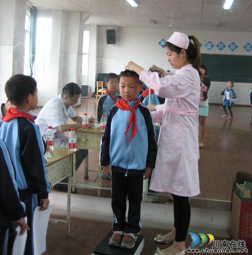 泸州十八中组织学生体检(图1)