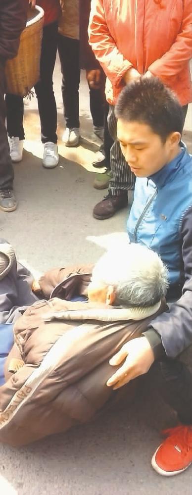 泸州:撞人还是扶人?为求真相死者家属开棺验尸(图1)