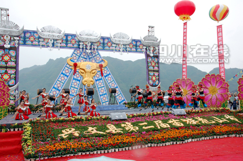 今年五·一节&nbsp;到宜宾兴文石海过花山节（图）(图1)