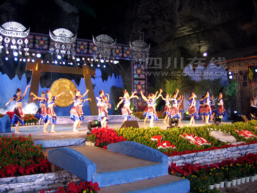 今年五·一节&nbsp;到宜宾兴文石海过花山节（图）(图2)