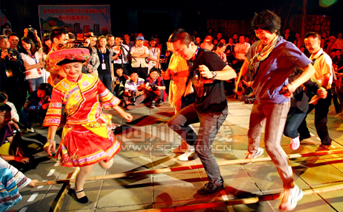 今年五·一节&nbsp;到宜宾兴文石海过花山节（图）(图3)