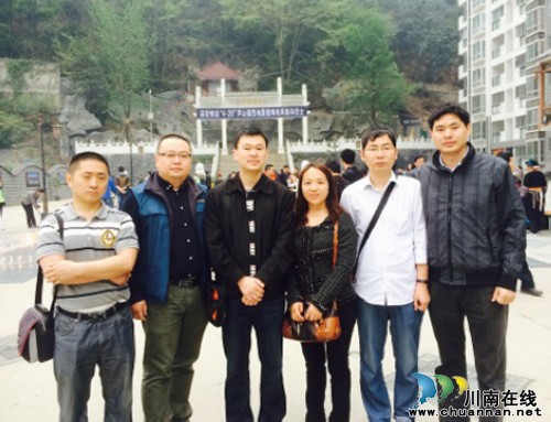 泸医附院：大爱无疆&nbsp;与灾区人民风雨同行(图1)