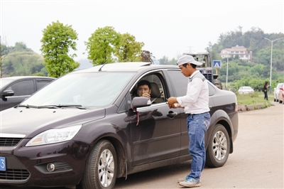 宜宾:手拿对讲机&nbsp;赵场街道一基耕道又开收费了(图1)