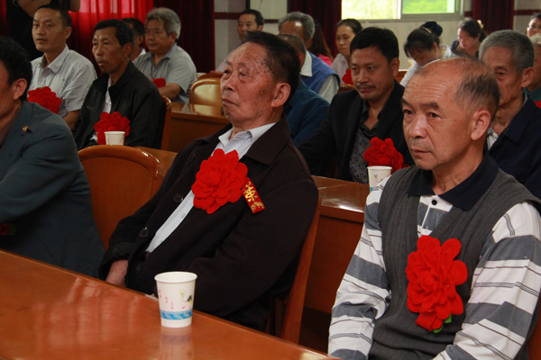 宜宾一农民自掏腰包表彰151名“劳模”(图1)