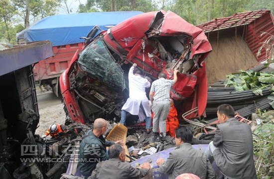 内江威远两大货车相撞&nbsp;一名驾驶员被困(图1)