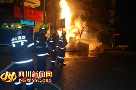 自贡燃气管施工点突发大火&nbsp;被困师傅冲出火堆(图1)