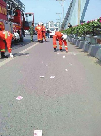泸州：爬上百米桥顶&nbsp;轻生男撒下近万元大钞(图2)