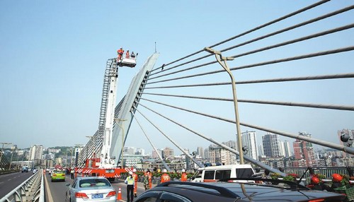 泸州：爬上百米桥顶&nbsp;轻生男撒下近万元大钞(图1)