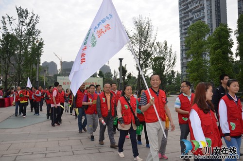 泸州：倡导环保低碳&nbsp;志愿者徒步万米（图）(图4)