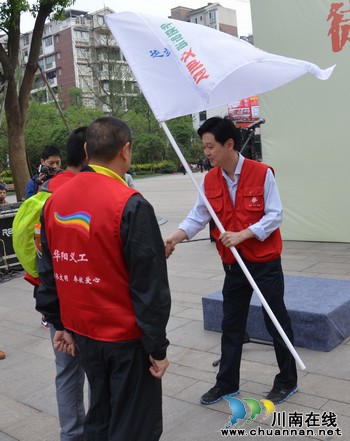 泸州：倡导环保低碳&nbsp;志愿者徒步万米（图）(图2)